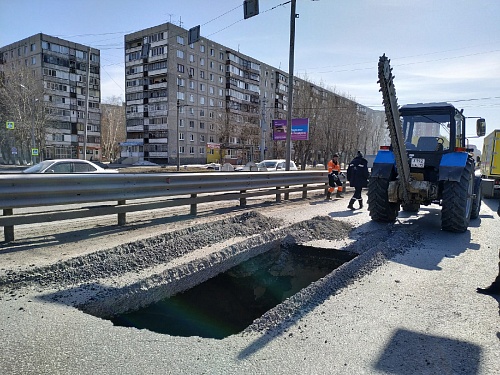 В Тюмени на ул. Пермякова провалилась дорога. Движение закрыто