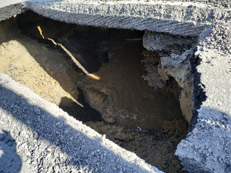 В Тюмени на ул. Пермякова провалилась дорога. Движение закрыто