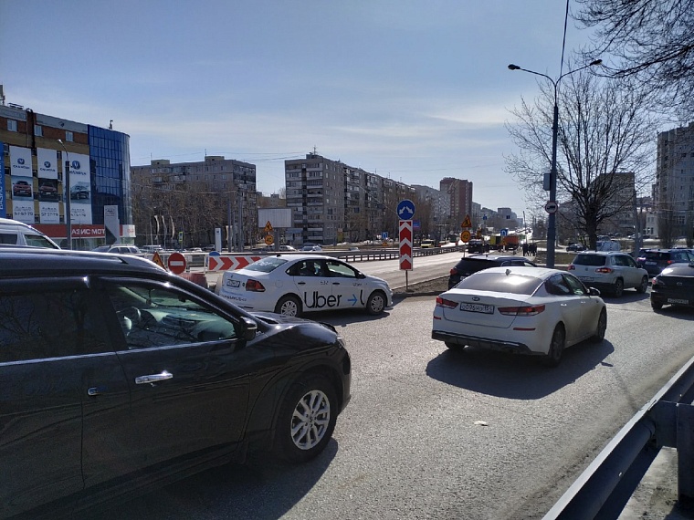 В Тюмени на ул. Пермякова провалилась дорога. Движение закрыто