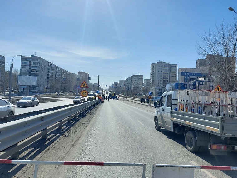 В Тюмени на ул. Пермякова провалилась дорога. Движение закрыто