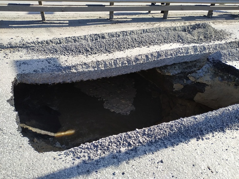 В Тюмени на ул. Пермякова провалилась дорога. Движение закрыто