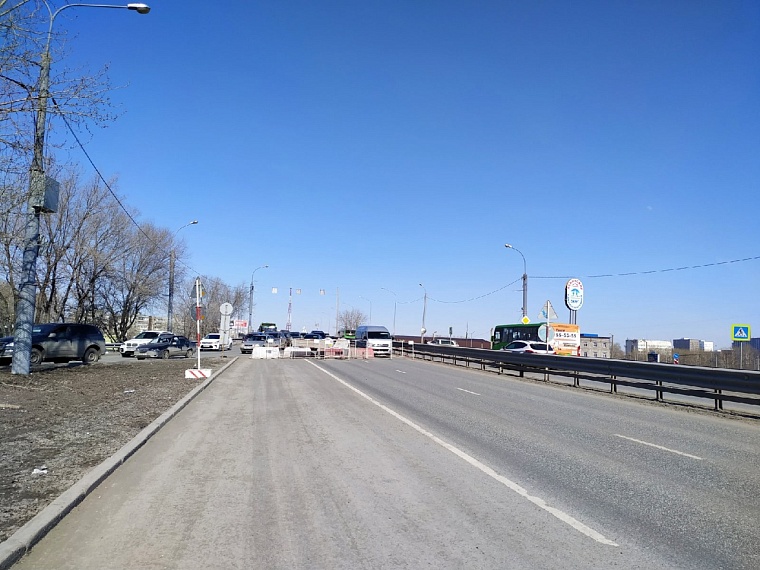 В Тюмени на ул. Пермякова провалилась дорога. Движение закрыто