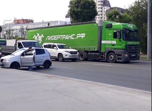 В центре Тюмени фура "Мерседес" из Челябинска наехала на КИА