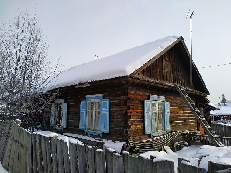 Спасатели сняли тело мужчины с крыши в Тобольске