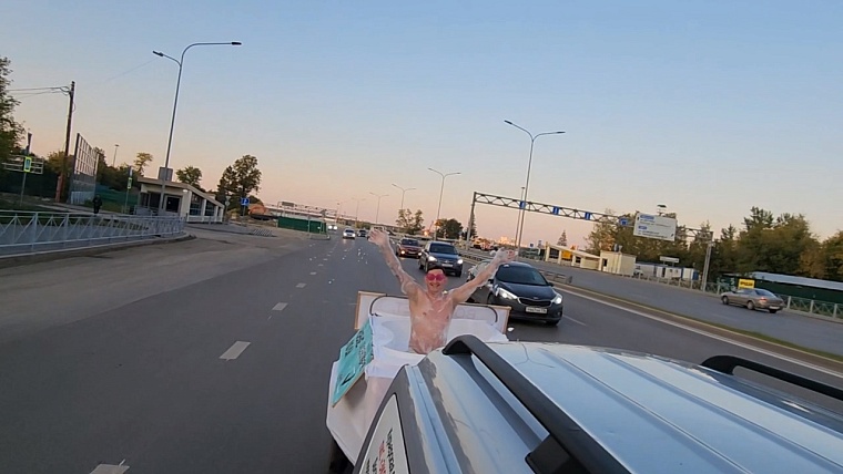 Водителя, который провез по Тюмени ванну с местным музыкантом, оштрафовали