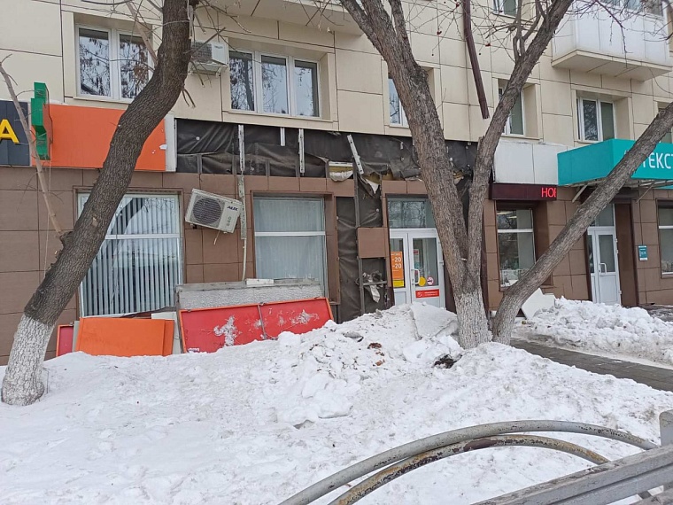 В Тюмени оштрафуют магазин и аптеку после разрушений от неубранного снега