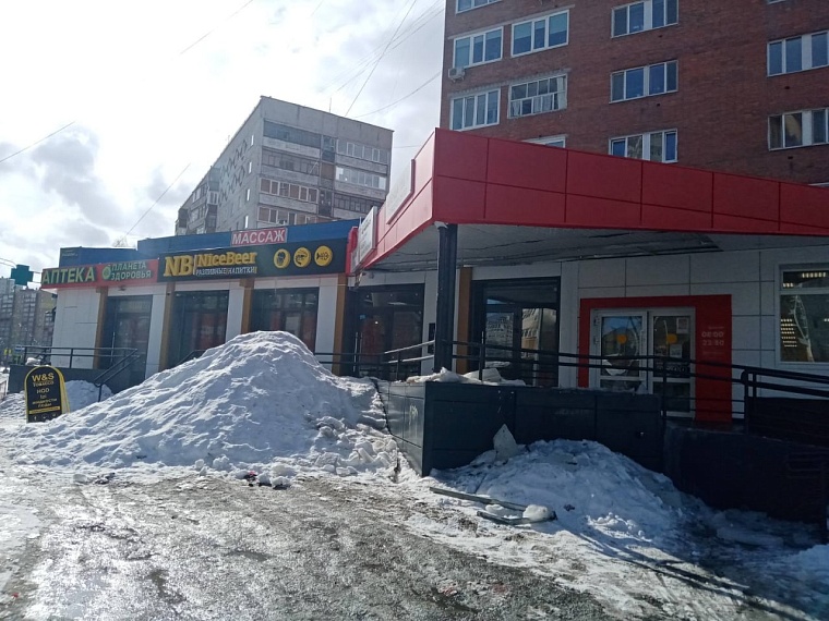 В Тюмени оштрафуют магазин и аптеку после разрушений от неубранного снега