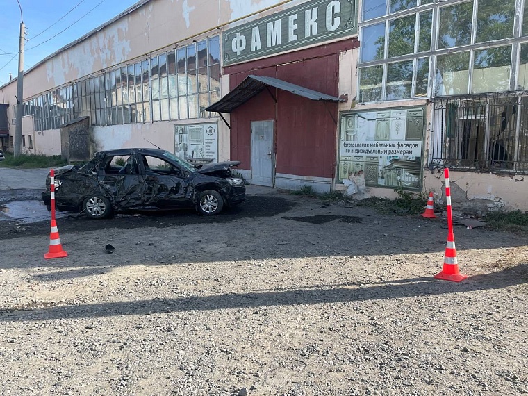 Виновник утренней смертельной аварии на ул. Камчатской в Тюмени бросил машину и скрылся