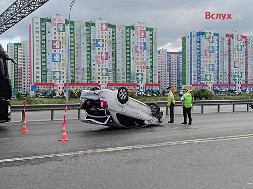 На Федюнинского в Тюмени иномарка опрокинулась после ДТП, на дороге затруднено движение