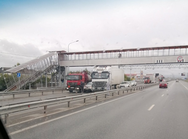 Решил проскочить: "Тойоту" зажало между фурами на Тобольском тракте