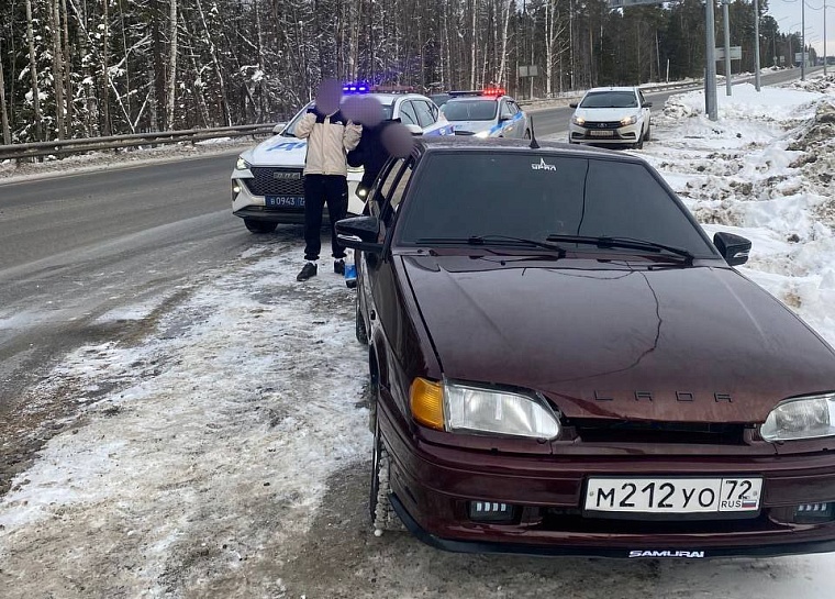 На тюменской трассе поймали пьяных подростков на угнанной машине