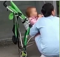 Тюменка дала покурить ребенку в коляске