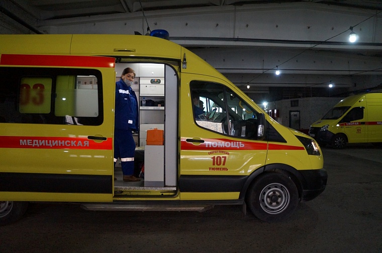 19-летней тюменке в глаз прилетел осколок разбитого стакана