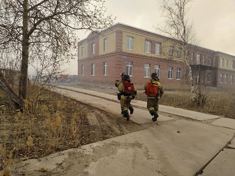 Огонь на Велижанском тракте подошел вплотную к дороге