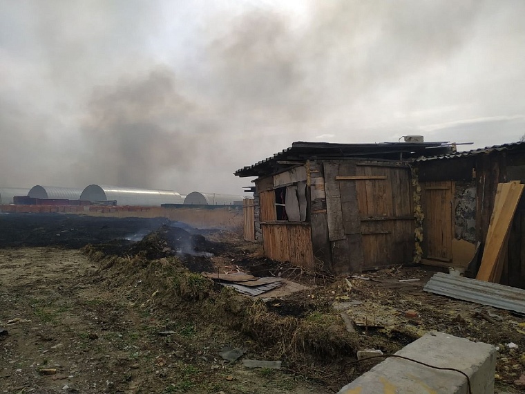 Огонь на Велижанском тракте подошел вплотную к дороге
