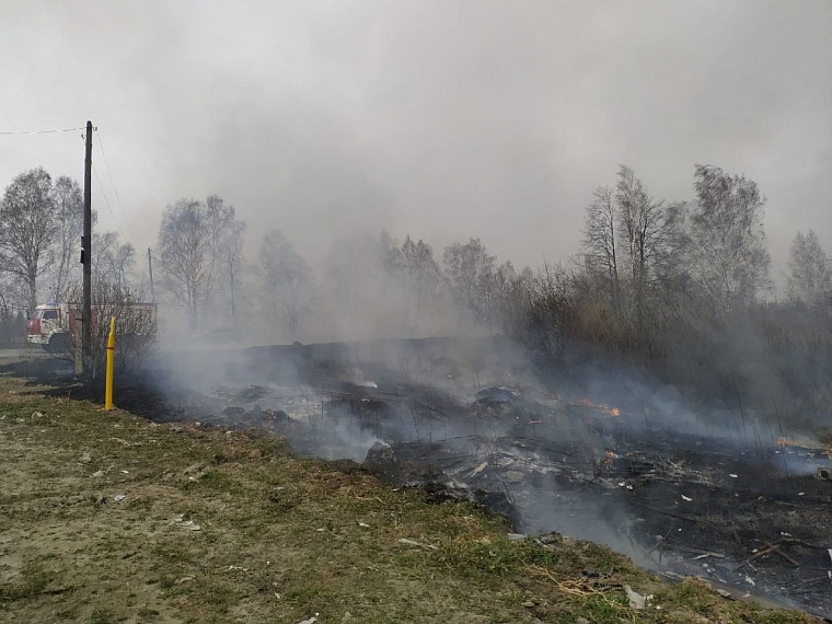 Огонь на Велижанском тракте подошел вплотную к дороге