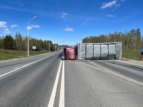 На трассе Тюмень - Ханты-Мансийск опрокинулся большегруз