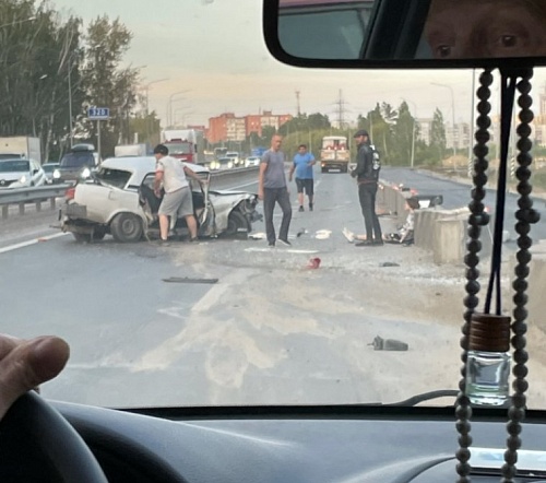 Разбитые "Жигули" стали причиной гигантской пробки в районе Дербышей