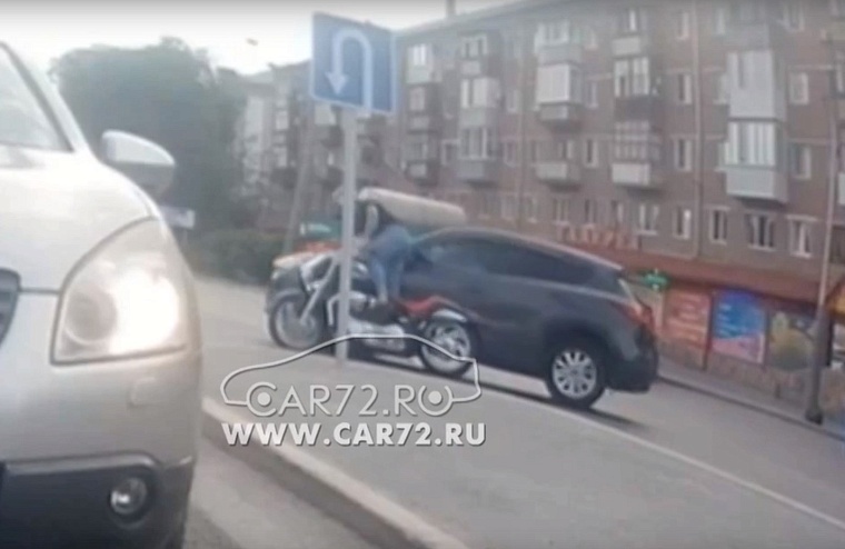 В Тюмени женщина решила перестроиться через несколько рядов и создала ДТП