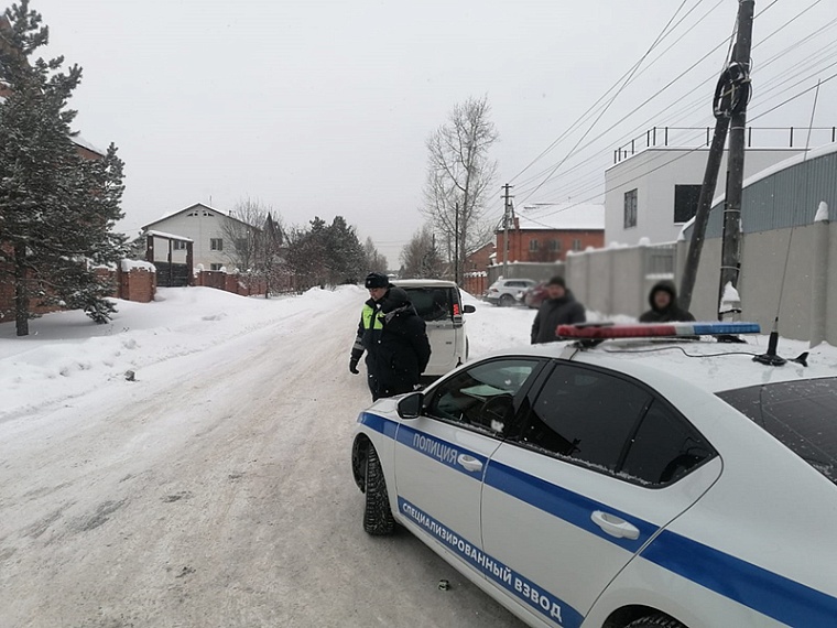 В Тюменском районе у пьяного пешехода обнаружили топор, нож и крупную партию наркотиков