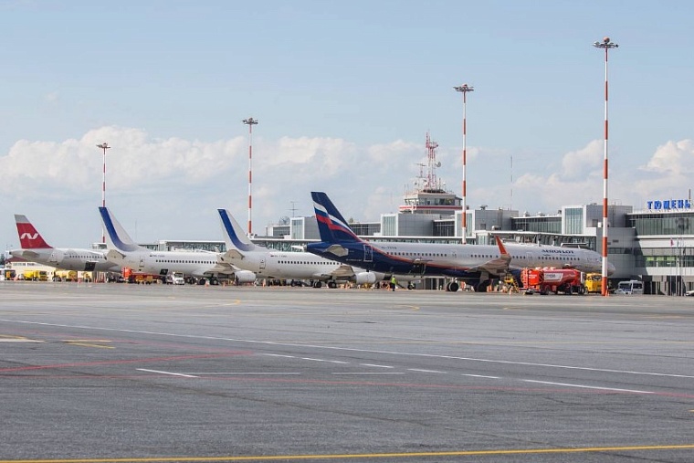 В тюменском аэропорту Рощино перед взлетом в самолете произошло задымление