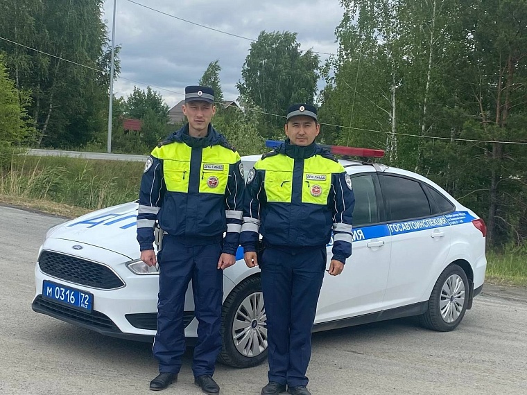 Тюменские сотрудники ГИБДД разбудили жителей во время пожара и помогли потушить его