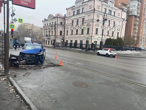 В центре Тюмени сломанный в ДТП столб упал на женщину