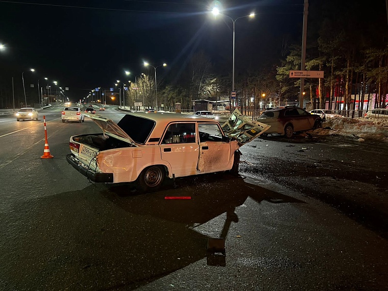 Виновник сбежал: в столкновении "семерки" и "Ауди" в Тюмени пострадали четыре человека