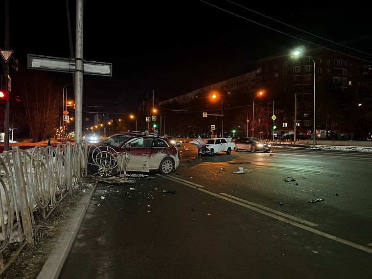 Виновник сбежал: в столкновении "семерки" и "Ауди" в Тюмени пострадали четыре человека