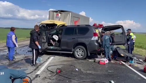 Пострадавших в ДТП на трассе Тюмень - Омск пытаются извлечь из искореженной машины