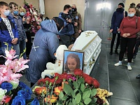 В Тюмени прощаются с 8-летней Настей. Онлайн-репортаж с похорон убитой школьницы