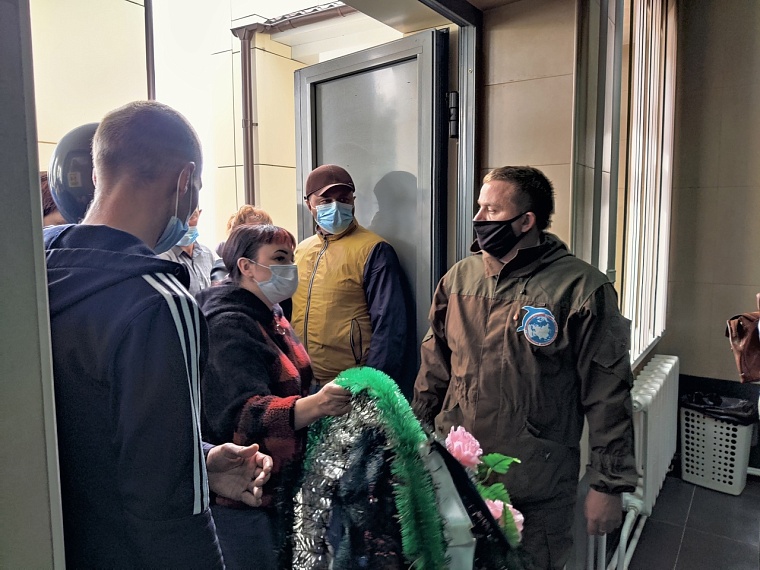 В Тюмени прощаются с 8-летней Настей. Онлайн-репортаж с похорон убитой школьницы