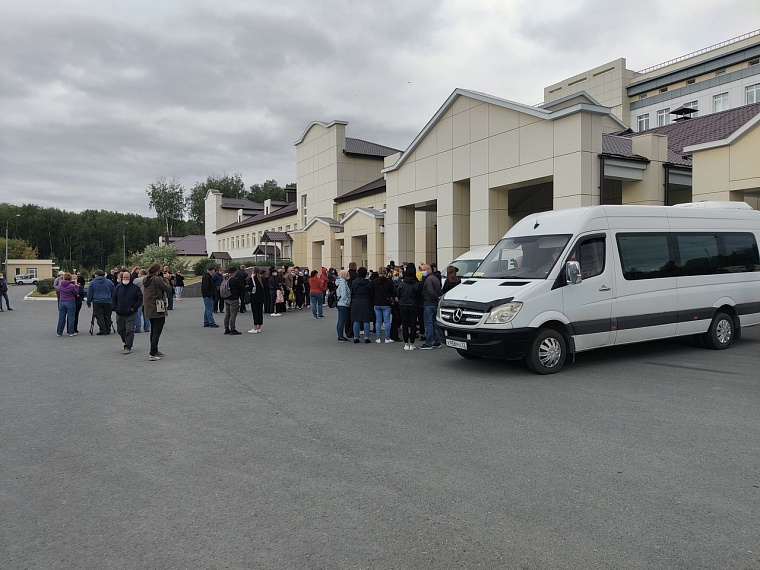 В Тюмени прощаются с 8-летней Настей. Онлайн-репортаж с похорон убитой школьницы