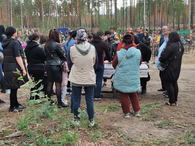 В Тюмени прощаются с 8-летней Настей. Онлайн-репортаж с похорон убитой школьницы