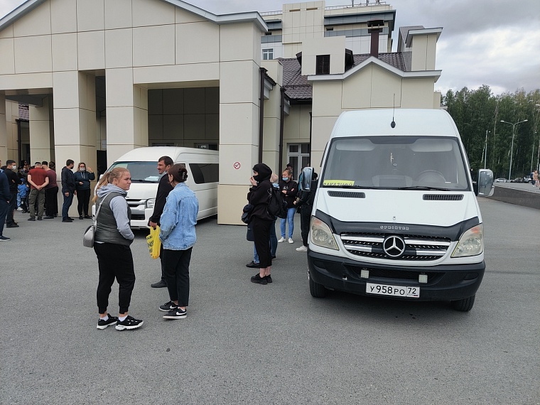 В Тюмени прощаются с 8-летней Настей. Онлайн-репортаж с похорон убитой школьницы