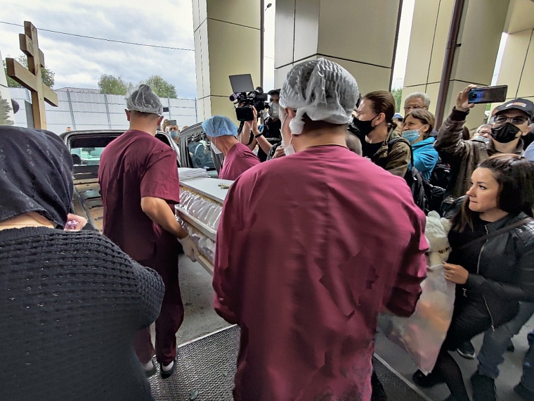 В Тюмени прощаются с 8-летней Настей. Онлайн-репортаж с похорон убитой школьницы