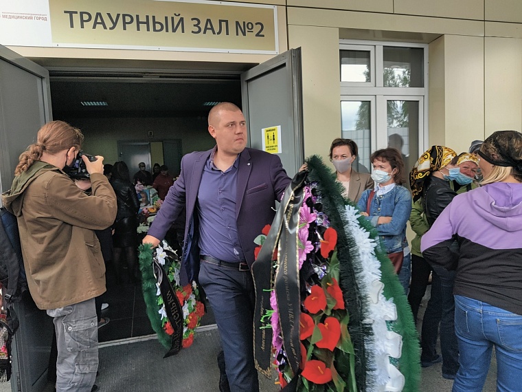 В Тюмени прощаются с 8-летней Настей. Онлайн-репортаж с похорон убитой школьницы