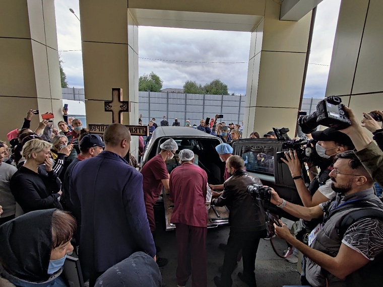 В Тюмени прощаются с 8-летней Настей. Онлайн-репортаж с похорон убитой школьницы