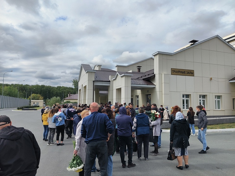 В Тюмени прощаются с 8-летней Настей. Онлайн-репортаж с похорон убитой школьницы