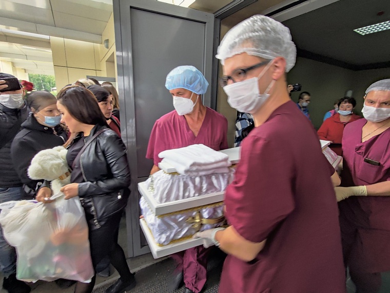 В Тюмени прощаются с 8-летней Настей. Онлайн-репортаж с похорон убитой школьницы