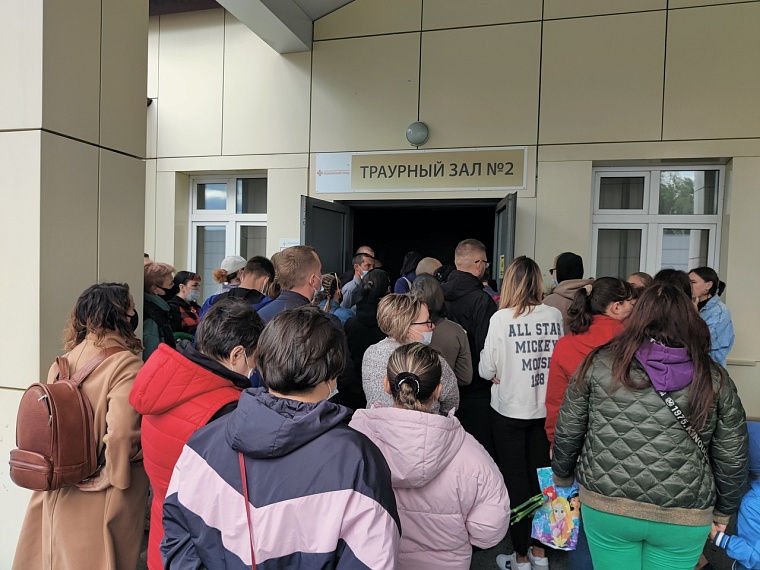 В Тюмени прощаются с 8-летней Настей. Онлайн-репортаж с похорон убитой школьницы