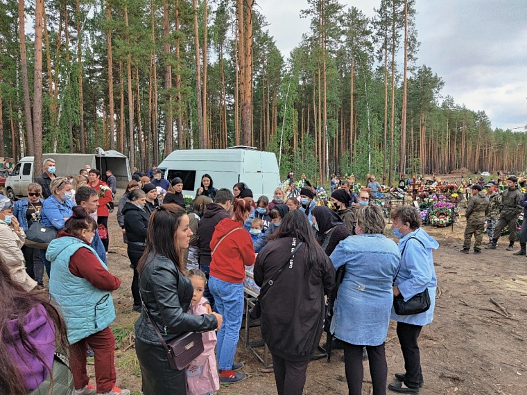 В Тюмени прощаются с 8-летней Настей. Онлайн-репортаж с похорон убитой школьницы