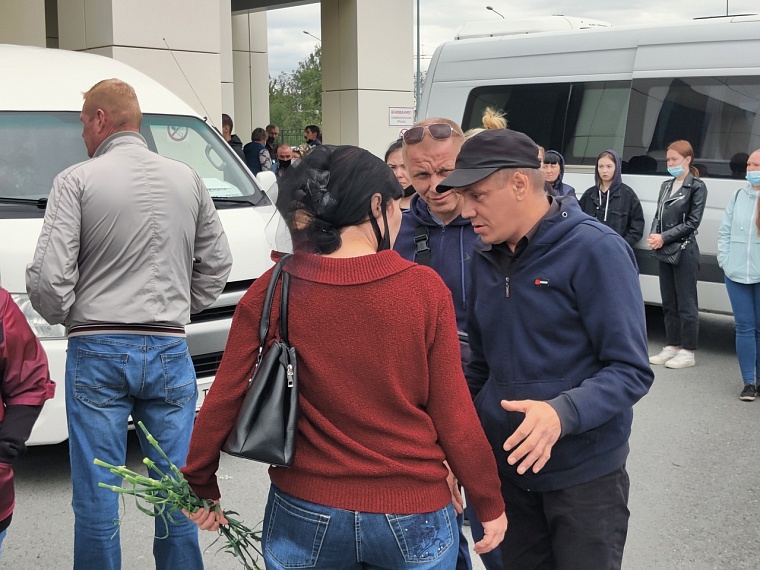 В Тюмени прощаются с 8-летней Настей. Онлайн-репортаж с похорон убитой школьницы