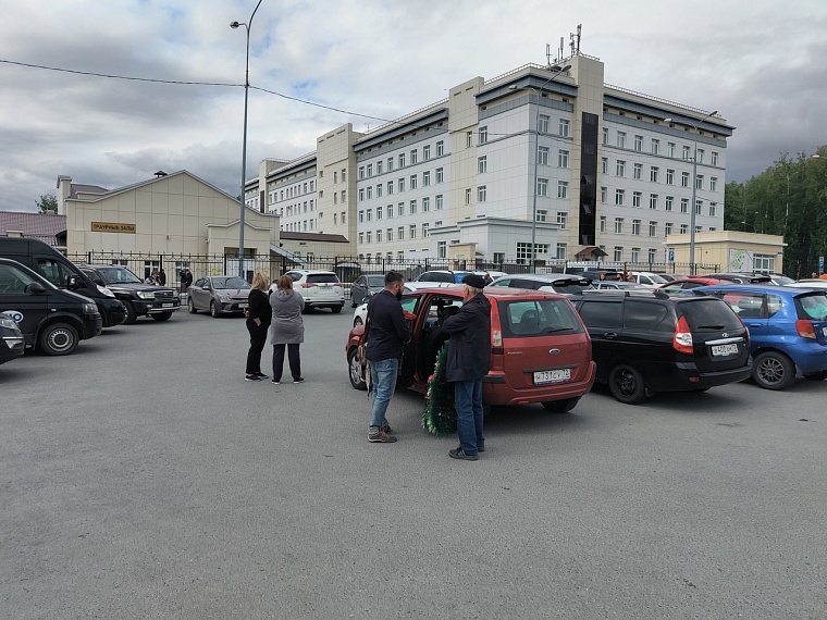 В Тюмени прощаются с 8-летней Настей. Онлайн-репортаж с похорон убитой школьницы