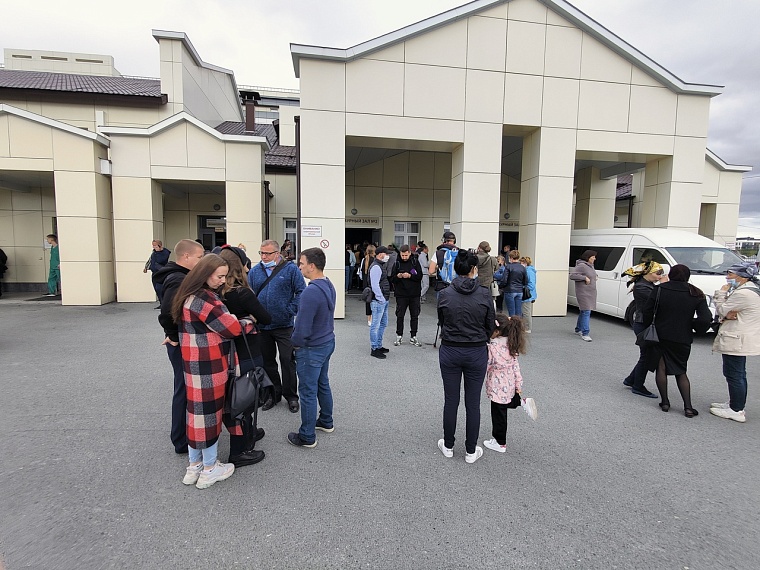 В Тюмени прощаются с 8-летней Настей. Онлайн-репортаж с похорон убитой школьницы