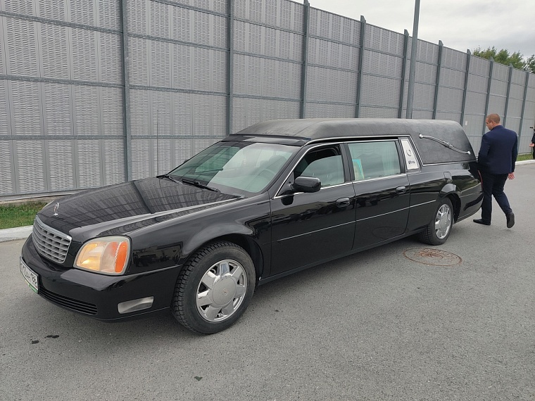 В Тюмени прощаются с 8-летней Настей. Онлайн-репортаж с похорон убитой школьницы