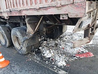 Бензовоз врезался в стоявший грузовик на трассе Тюмень - Ханты-Мансийск