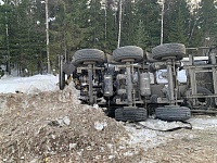 Бензовоз врезался в стоявший грузовик на трассе Тюмень - Ханты-Мансийск