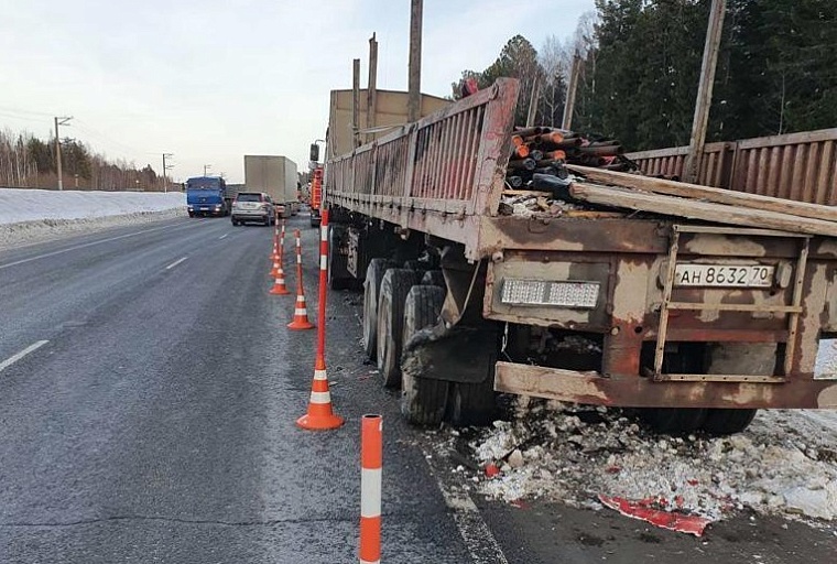 Бензовоз врезался в стоявший грузовик на трассе Тюмень - Ханты-Мансийск