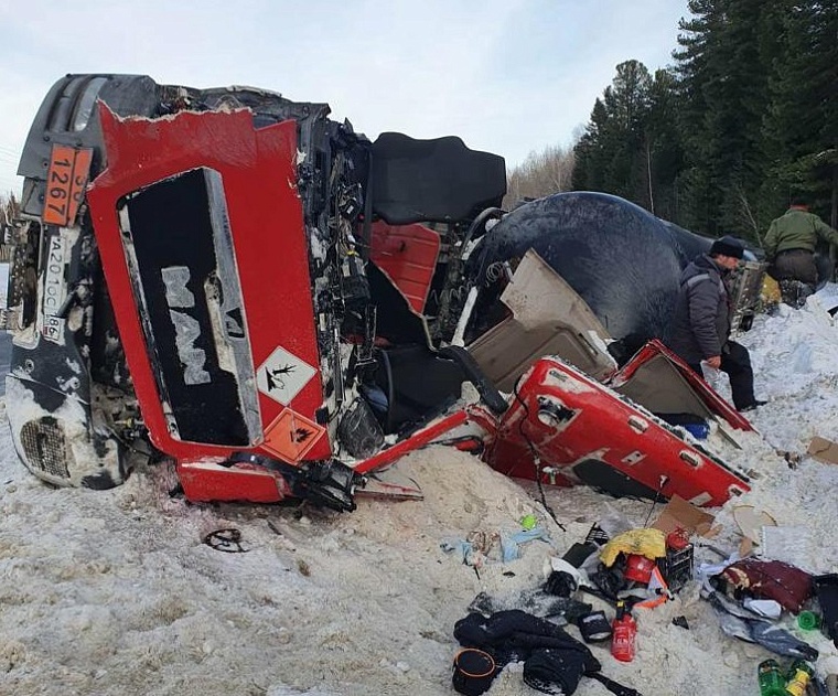 Бензовоз врезался в стоявший грузовик на трассе Тюмень - Ханты-Мансийск